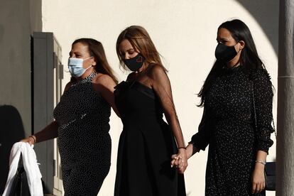 Ana Obregón, junto a una de sus hermanas y, a la derecha, la pareja de su hijo Álex, Carolina Monje, durante el funeral de su hijo este martes en Madrid.