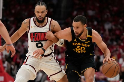 Dillon Brooks, de los Rockets, intenta frenar a Steph Curry en la segunda mitad.