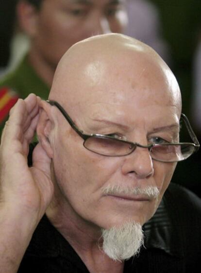 Gary Glitter escuchando el veredicto por abusar sexualmente de dos menores en la corte provincial de Ba Ria el 3 de marzo de 2006