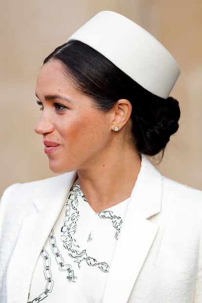 Su cuñada, Meghan Markle, duquesa de Sussex, ya le va a la zaga. En la imagen remataba vestido y abrigo de Victoria Beckham con un sombrero tipo pillbox que habría hecho las delicias de Jackie Kennedy.