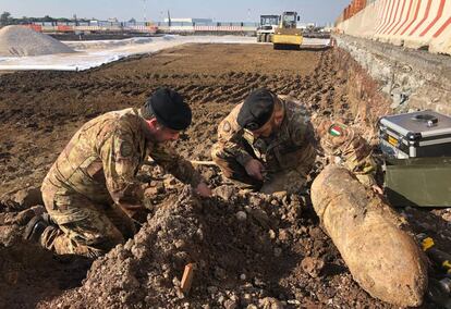 Expertos artificieros del Ejército italiano analizan las bombas de la Segunda Guerra Mundial halladas este jueves en Ciampino.