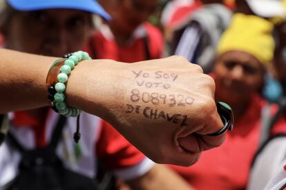 Una mujer partidaria del gobierno de Nicolás Maduro muestra su voto a favor de la Constituyente en la mano durante una manifestación a favor de la Asamblea Nacional Constituyente en Caracas (Venezuela).