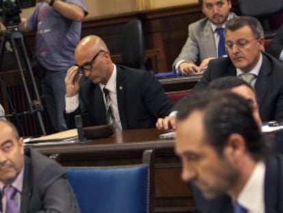 Bauzá (derecha) emite su voto mientras el diputado Antoni Pastor, se abstiene durante la votación de la ley del catalán en la Función Pública.