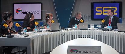 Mariano Rajoy, durante la entrevista realizada por Angels Barceló, Montserrat Dominguez, Gemma Nierga y Carles Franscino.