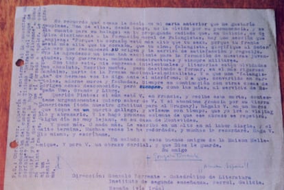 A la izquierda, carta inédita de Gonzalo Torrente Ballester, que se cierra con un '¡Arriba España!'.