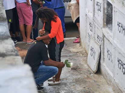 Pais de Ágatha choram durante velório da menina, no Rio de Janeiro