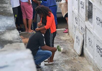 Pais de Ágatha choram durante velório da menina, no Rio de Janeiro