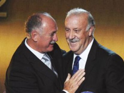 Vicente del Bosque recibe el premio al mejor entrenador del año de manos del seleccionador brasileño, Luiz Felipe Scolari