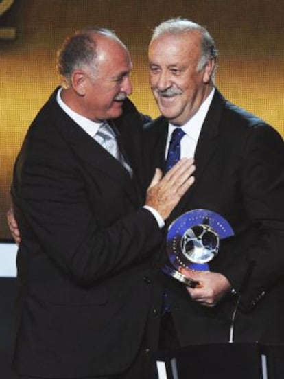 Vicente del Bosque recibe el premio al mejor entrenador del año de manos del seleccionador brasileño, Luiz Felipe Scolari