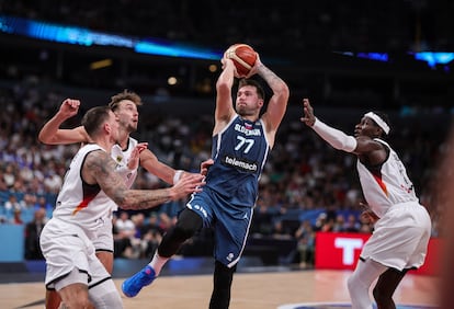 Doncic lanza entre Theis, Wagner y Bonga.