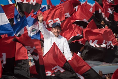 Daniel Ortega rodeado de miles de simpatizantes sandinistas