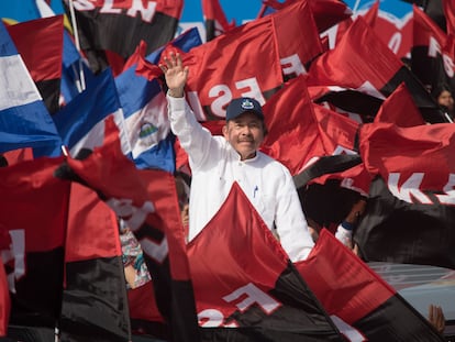 Daniel Ortega rodeado de miles de simpatizantes sandinistas