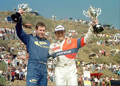 Sainz saluda junto al británico Colin McRae a la afición que se congregó en el circuito Islas Canarias cuando el español se proclamó vencedor de la décima edición de la Carrera de Campeones, el 7 de diciembre de 1997.