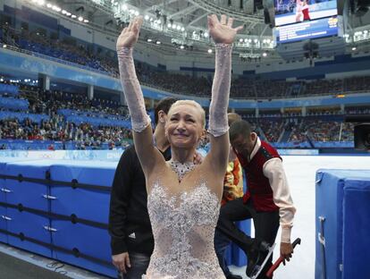 Aliona Savchenko  celebra el éxito tras su prueba en patinaje artístico. 