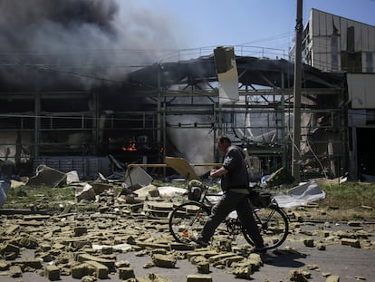 Un edificio en llamas tras un bombardeo en Bajmut, en Donetsk (este de Ucrania), este viernes.