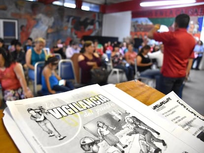 Un taller en el que se enseña a la comunidad latina a realizar grabaciones.