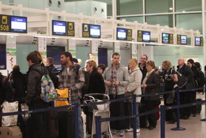 Viajeros de Spanair en el aeropuerto de El Prat (Barcelona), tras la suspensión de vuelos.