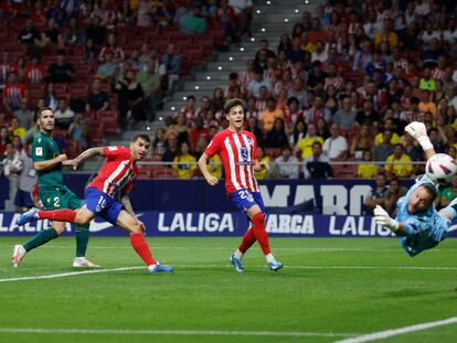 Ángel Correa marcando su primer gol en el partido frente al Cádiz.