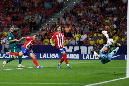 Ángel Correa marcando su primer gol en el partido frente al Cádiz.