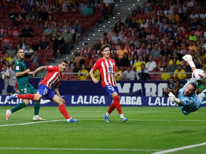 Ángel Correa marcando su primer gol en el partido frente al Cádiz.