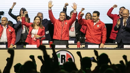 Alejandro Moreno con otros dirigentes del PRI, el 7 de julio en la Asamblea Nacional del partido.