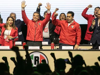 Alejandro Moreno con otros dirigentes del PRI, el 7 de julio en la Asamblea Nacional del partido.