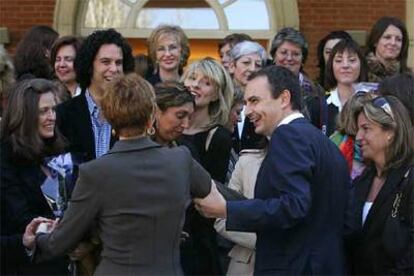 Rodríguez Zapatero Sonsoles Espinosa, en la Moncloa, donde han asistido representantes de colectivos de mujeres.