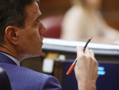 08/06/2022 El presidente del Gobierno, Pedro Sánchez, en una sesión plenaria, en el Congreso de los Diputados, a 8 de junio de 2022, en Madrid (España). El pleno de hoy gira en torno a la votación sobre el fin de la venta de turismos y vehículos comerciales nuevos con motor de combustión en el año 2035. Durante la sesión, el Ejecutivo central debe hacer frente a las preguntas de la oposición centradas en las discrepancias en el seno del Ejecutivo sobre la Cumbre de la OTAN que tendrá lugar en Madrid a finales de junio y que no cuenta con el beneplácito de Unidas Podemos. Asimismo, los independentistas catalanes quieren aprovechar el pleno para pedir cuentas al presidente del Gobierno y a las titulares de Hacienda sobre la ejecución presupuestaria en Cataluña.
POLITICA 
Eduardo Parra - Europa Press
