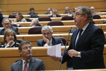 El ministro Zoido respondiendo a preguntas en el Senado. 