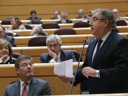 El ministro Zoido respondiendo a preguntas en el Senado. 