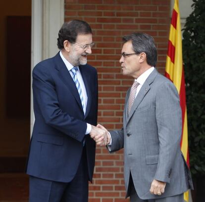 20 de septiembre. El presidente del Gobierno, Mariano Rajoy, saluda al presidente de la Generalitat, Artur Mas, momentos antes de la reunión mantenida en La Moncloa con la propuesta de pacto fiscal y las aspiraciones soberanistas de Cataluña sobre la mesa.