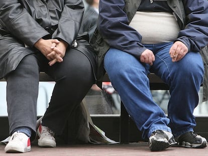 Dos personas obesas, una de ellas fumadora, en Manchester (Reino Unido).