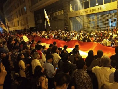 Protesto diante do Ministério Público em Lima.