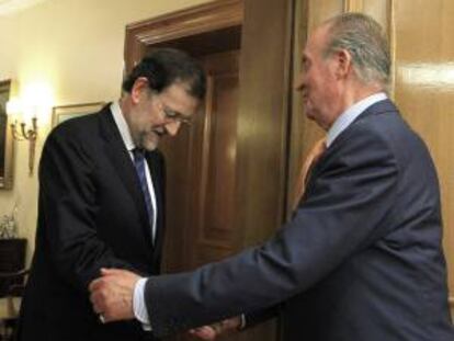 El rey Juan Carlos saluda al presidente del Partido Popular, Mariano Rajoy, durante una audiencia en el Palacio de la Zarzuela. EFE/Archivo