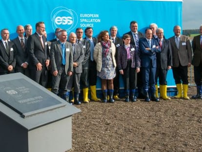 Lo miembros de los 17 pa&iacute;ses que construir&aacute;n la fuente de neutrones europea en Lund, durante la ceremonia de la primera piedra