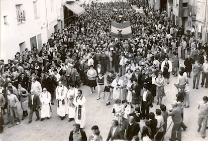 Tras las exhumaciones, en más de 60 pueblos de Navarra y La Rioja se oficiaron multitudinarios funerales como este, en el municipio riojano de Rincón de Soto, en 1979. Sacerdotes, familiares de los fusilados y vecinos atravesaban el pueblo con los ataúdes y banderas republicanas.