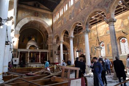 Agentes de la policía investigan en el interior de la catedral cristiana copta de El Cairo tras el ataque terrorista.
