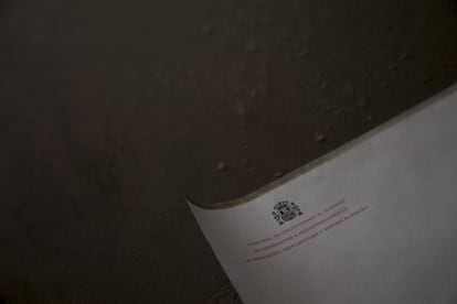 Detalle de un documento abandonado en el edificio okupado por Hogar Social.