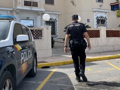 Un agente de Policía Nacional en Alicante, en una imagen de archivo.