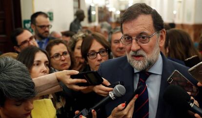 Mariano Rajoy conversa con los periodistas tras su intervención, el miércoles, en la sesión de control al Gobierno en el Congreso