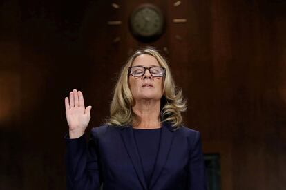 Christine Blasey Ford, la profesora de estadística en Silicon Valley que acusa al juez estadounidense del Tribunal Supremo Brett Kavanaugh de agresión sexual, jura decir la verdad antes de testificar ante el Comité Judicial del Senado en Washington (Estados Unidos), el pasado 27 de septiembre .