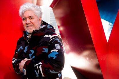 Pedro Almodóvar, en la estatua de Robert Indiana LOVE en Nueva York.