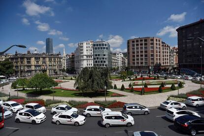 Taxistas en huelga manifestándose por el centro de Bilbao.