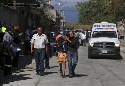 Vecinos caminan frente a la casa donde fue asesinada este 2 de enero Gisela Mota, alcaldesa de Temixco, Morelos.