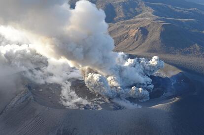 Vista aérea del volcán de Shinmoedake en erupción entre las prefecturas de Miyazaki y Kagoshima, al suroeste de Japón.