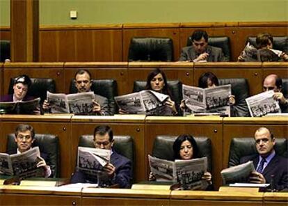 Los parlamentarios del PNV muestran la publicación <i>Egunero</i> en protesta por el cierre del periódico <i>Egunkaria,</i> ayer en el Parlamento vasco.
