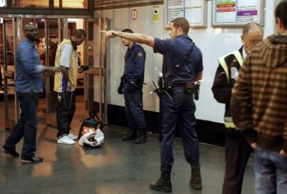 La policía para a ciudadanos con rasgos latinos o de raza negra, para comprobar sus papeles en el intercambiador de la Avenida de América (Madrid).