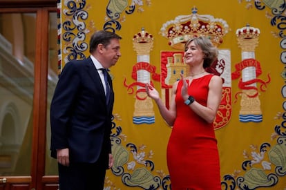 El nuevo ministro de Agricultura, Pesca y Alimentación, Luis Planas, con Isabel García-Tejerina, su antecesora