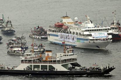 Barcos con activistas a bordo acompañan al barco 'Mavi Marmara' a su regreso tras el asalto del Ejército israelí.