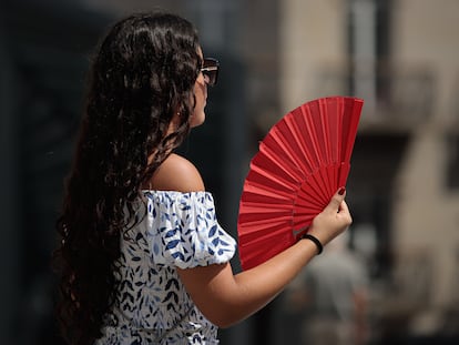 Una mujer abanicándose en Vigo este martes 5 de agosto.